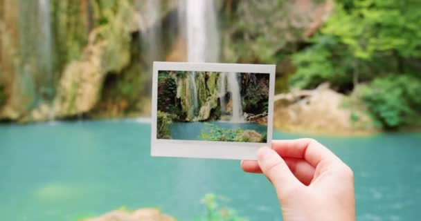 Video Záběry Nerozpoznatelné Ženy Držící Polaroid Před Vodopádem — Stock video
