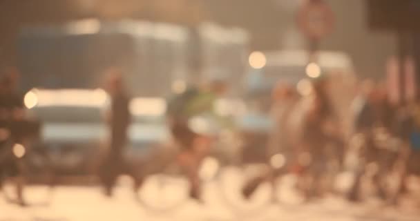 Menschen Fahren Und Radeln Durch Die Stadt — Stockvideo