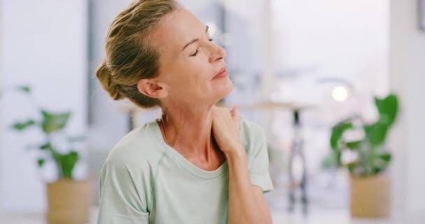 Seniorin Mit Krämpfen Reibt Sich Hals Und Schulter Das Gesicht — Stockvideo