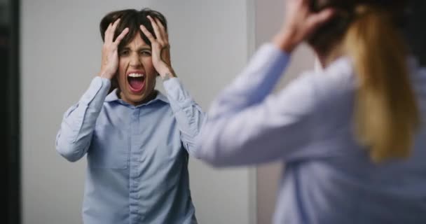 Vyděšený Pacient Schizofrenií Křičí Zatímco Dívá Zrcadla Žena Trpící Bipolární — Stock video