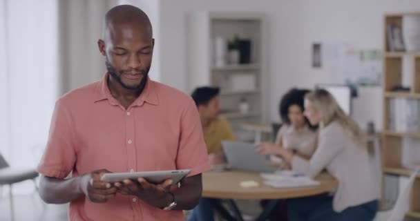 Portrait Young Business Man Browsing Online Digital Tablet Work Creative — Vídeo de Stock