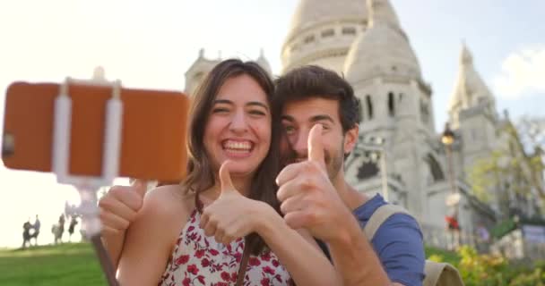Video Filmación Una Joven Pareja Tomando Selfies Frente Sacre Coeur — Vídeo de stock