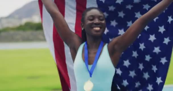 Гордый Африканский Американский Спортсмен Празднует Флагом Стал Чемпионом Олимпийский Чемпион — стоковое видео