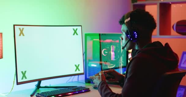 Jogador Masculino Jogando Videogames Uma Tela Usando Fone Ouvido Com — Vídeo de Stock