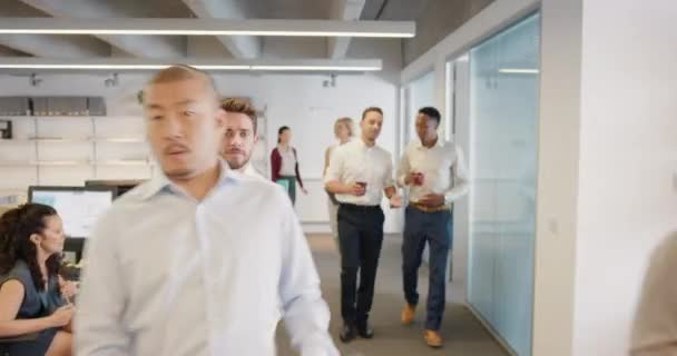 Відеозапис Різноманітної Групи Бізнесменів Які Виглядають Заздрісними Офісі — стокове відео
