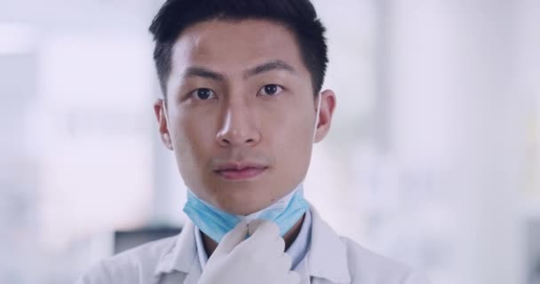 호흡기 마스크를 얼굴을 붙이는 의사를 가까이 수있다 세계적 유행병 Covid — 비디오
