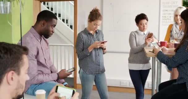 Imágenes Video Grupo Empresarios Que Utilizan Sus Teléfonos Inteligentes Juntos — Vídeos de Stock