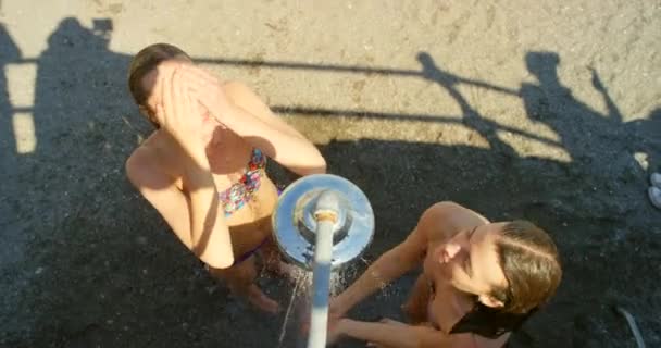 Two Women Showering Outdoors Swimming Ocean Friends Using Outdoor Shower — 图库视频影像