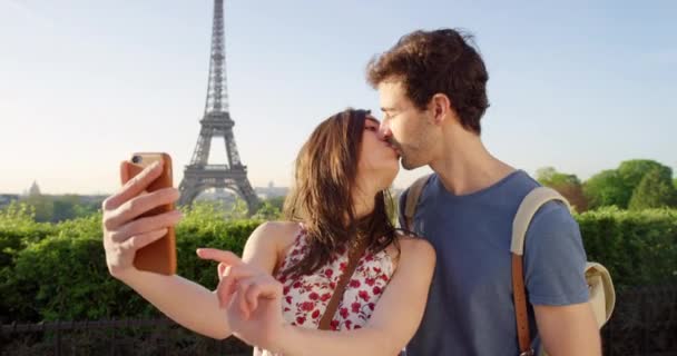 Young Couple Love Kissing Taking Selfies Holiday Paris — 비디오
