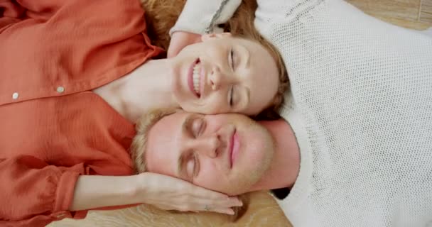 Genç Bir Çiftin Rahatlarken Sevgi Dolu Olduğu Video Görüntüleri — Stok video