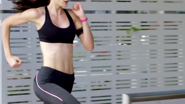Video Záběry Mladé Ženy Jogging Přes Město Sám — Stock video