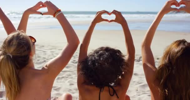 Nagranie Wideo Nierozpoznawalnej Grupy Przyjaciół Siedzących Plaży Wykonujących Gest Kształcie — Wideo stockowe