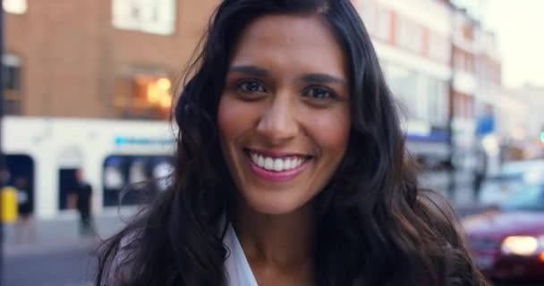 Wideo Piękną Młodą Kobietą Szczęśliwie Stojącą Zewnątrz Ruchliwej Ulicy — Wideo stockowe