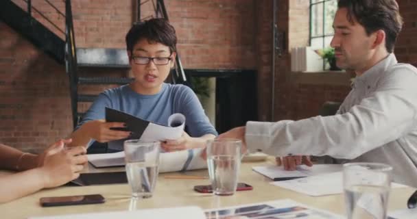 Videomaterial Einer Gruppe Von Geschäftsleuten Bei Einem Meeting Einem Modernen — Stockvideo