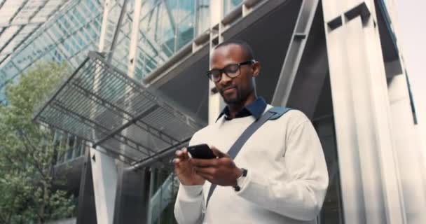 Filmagem Vídeo Jovem Empresário Usando Celular Enquanto Caminha Cidade — Vídeo de Stock