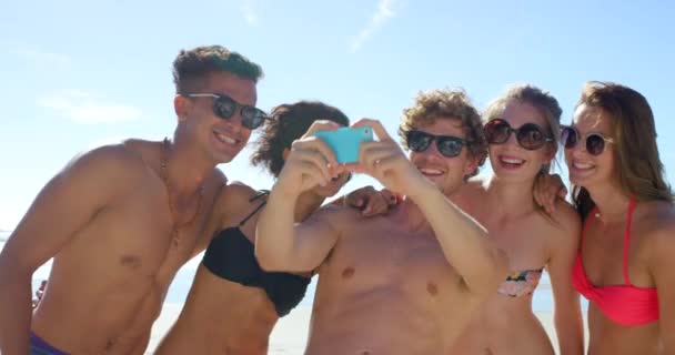 Video Footage Diverse Group Friends Standing Together Beach Taking Selfies — Stockvideo