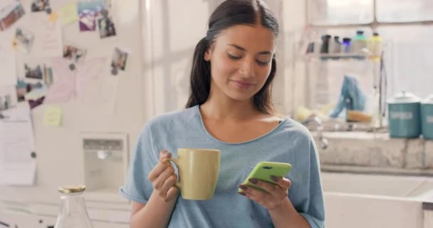 Imágenes Video Una Mujer Tomando Café Mientras Navega Por Teléfono — Vídeos de Stock