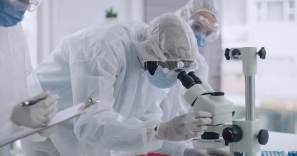 Scientists Hazmat Suits Using Microscope Lab Closeup Team Microbiologists Discussing — Stockvideo