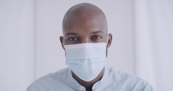 Nahaufnahme Porträt Eines Mannes Mit Gesichtsmaske Der Sich Strenge Anforderungen — Stockvideo