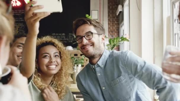 Filmagem Vídeo Grupo Diversificado Amigos Sentados Café Juntos Tirando Selfies — Vídeo de Stock