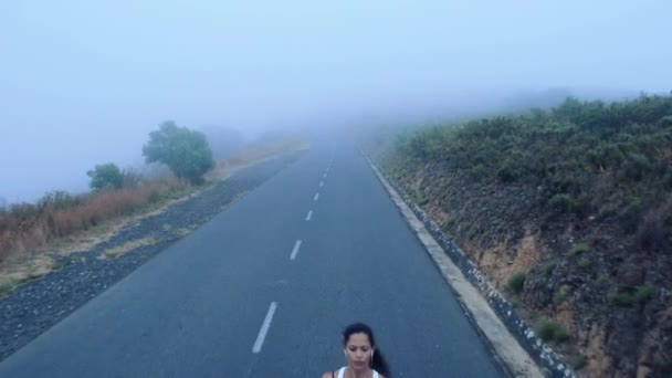Відеозапис Молодої Жінки Біжить Туманним Ранком — стокове відео