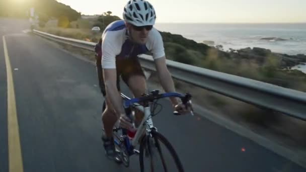 Filmagem Vídeo Jovem Desfrutando Passeio Bicicleta Pôr Sol Montanha — Vídeo de Stock