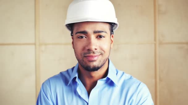 Imágenes Video Joven Trabajador Construcción Que Lleva Sombrero Trabajo — Vídeos de Stock