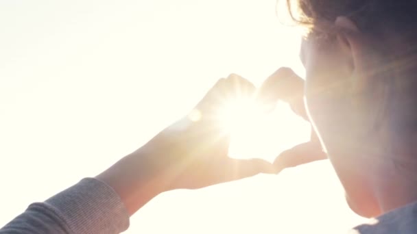 Video Beelden Van Een Jonge Vrouw Tonen Een Hart Vorm — Stockvideo