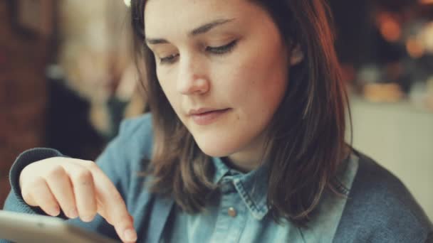 Video Footage Businesswoman Working Cafe While Using Digital Tablet — Video Stock