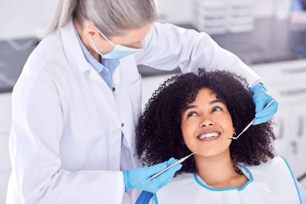 Tiro Uma Jovem Paciente Com Dentes Examinados Dentista — Fotografia de Stock