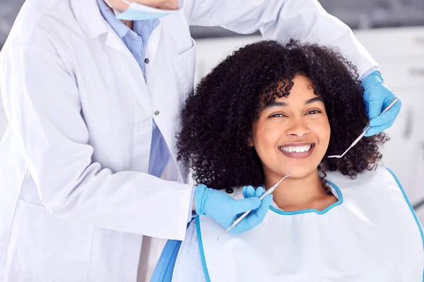 Tiro Uma Jovem Paciente Com Dentes Examinados Dentista — Fotografia de Stock