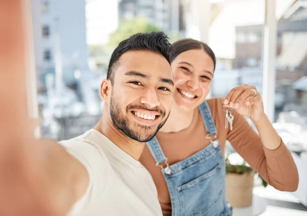 Portrait Young Couple Taking Selfies While Holding Keys New House — Fotografia de Stock