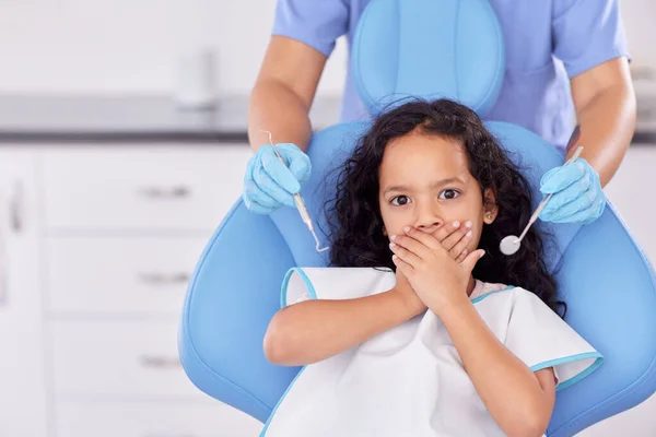 Aufnahme Eines Jungen Mädchens Das Ängstlich Aussieht Während Zahnärztliche Arbeiten — Stockfoto