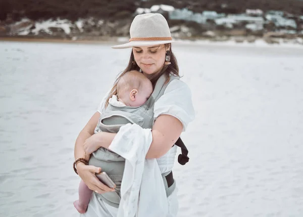 Shot Young Mother Holding Her Baby While Beach — Stock Photo, Image