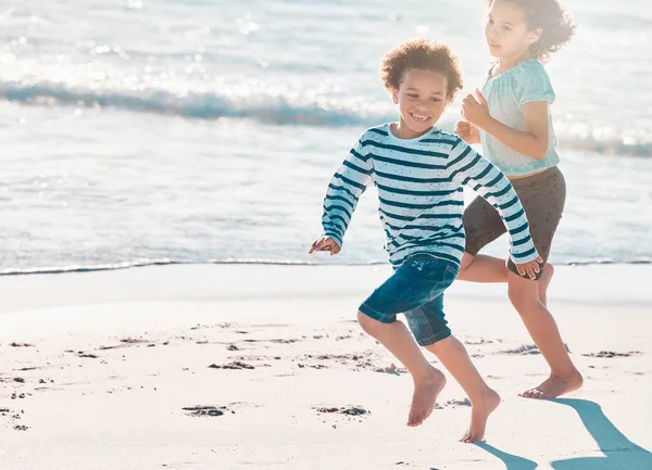 Foto Una Adorable Niña Niño Divirtiéndose Playa — Foto de Stock