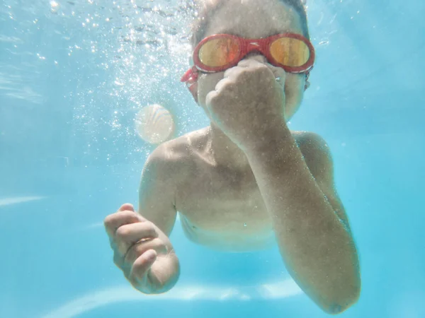 Shot Adorable Little Boy Wearing Goggles While Swimming Underwater — Foto de Stock