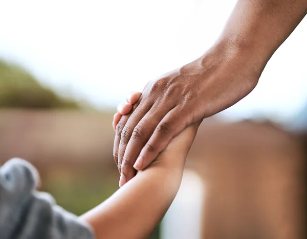 Πυροβολισμός Αγνώριστου Γονέα Και Παιδιού Που Κρατιούνται Χέρι Χέρι Στο — Φωτογραφία Αρχείου
