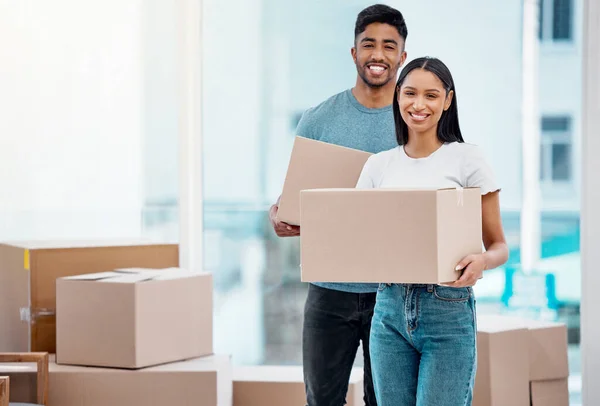 Tiro Jovem Casal Carregando Caixas Sua Nova Casa — Fotografia de Stock