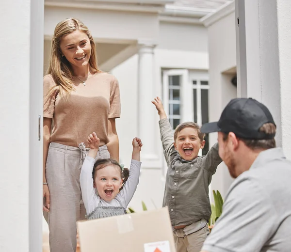 Cropped Shot Two Adorable Little Kids Cheering While Male Courier — Foto Stock