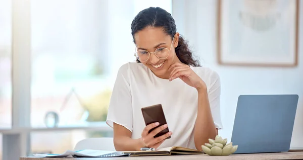 Modern Bir Ofiste Çalışırken Güzel Bir Kadının Cep Telefonu Kullanması — Stok fotoğraf