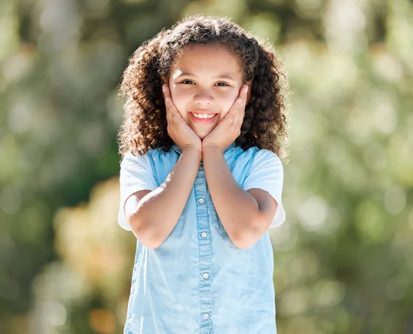 Disparo Una Adorable Niñita Parada Afuera — Foto de Stock