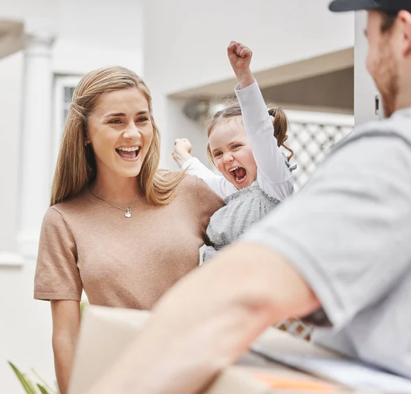 Cropped Shot Adorable Little Girl Cheering While Male Courier Delivers — Foto Stock