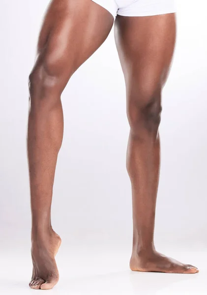 Przycięte Ujęcie Nierozpoznawalnego Mężczyzny Pokazującego Swoje Muskularne Nogi Podczas Pozowania — Zdjęcie stockowe