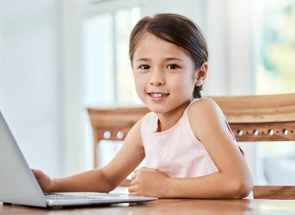 Foto Van Een Klein Meisje Met Behulp Van Een Laptop — Stockfoto