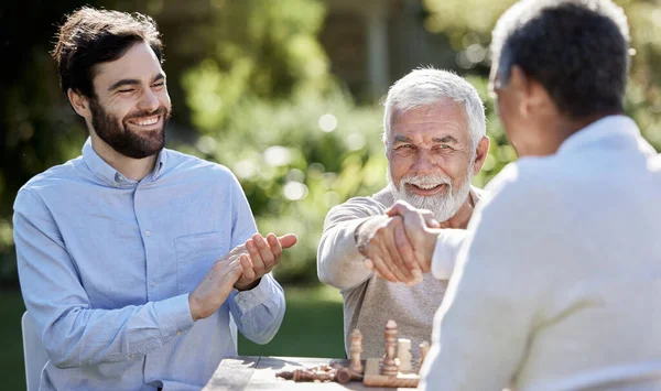 Schaak Van Een Groep Mannen Die Buiten Een Potje Schaken — Stockfoto