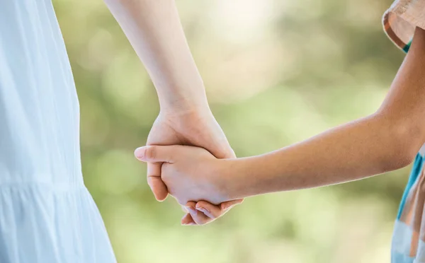 Shot Unrecognisable Little Girl Her Mother Holding Hands Garden — Stockfoto