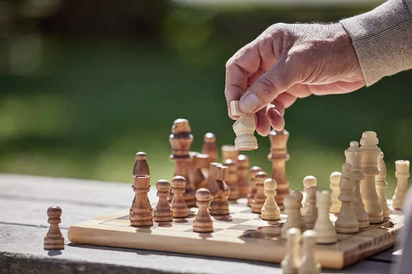 Homem de xadrez movendo uma peça e jogo de resolução de problemas de  estratégia ou pessoa jogando no tabuleiro de xadrez na competição  planejamento de escolha e mão no cavaleiro ou rei