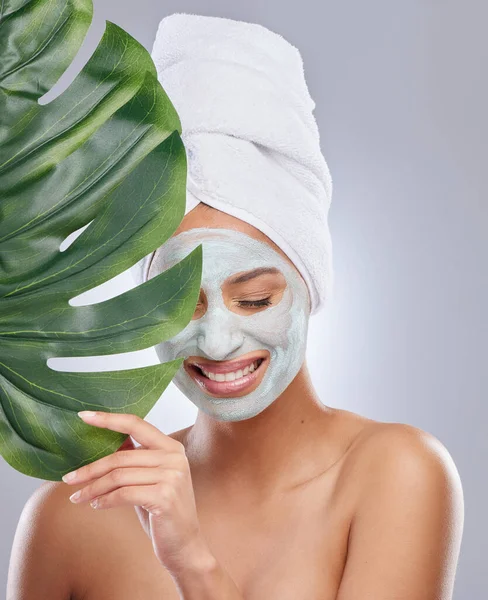Shot Attractive Young Woman Wearing Face Mask Holding Monstera Leaf —  Fotos de Stock