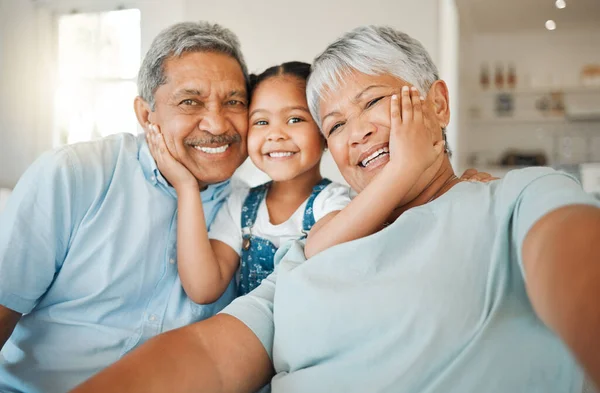 Shot Grandparents Bonding Granddaughter Sofa Home — ストック写真