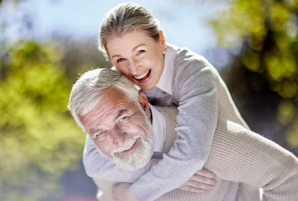 Postřelen Seniorského Páru Jak Sbližuje Venku — Stock fotografie